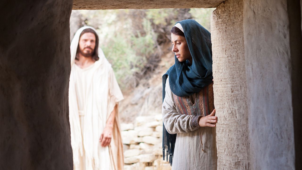 Isus Hristos înviat o salută pe Maria Magdalena la mormântul gol din grădină.