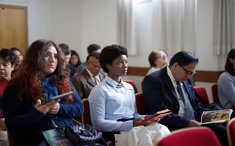 O congregație dintr-o biserică învață despre Isus Hristos