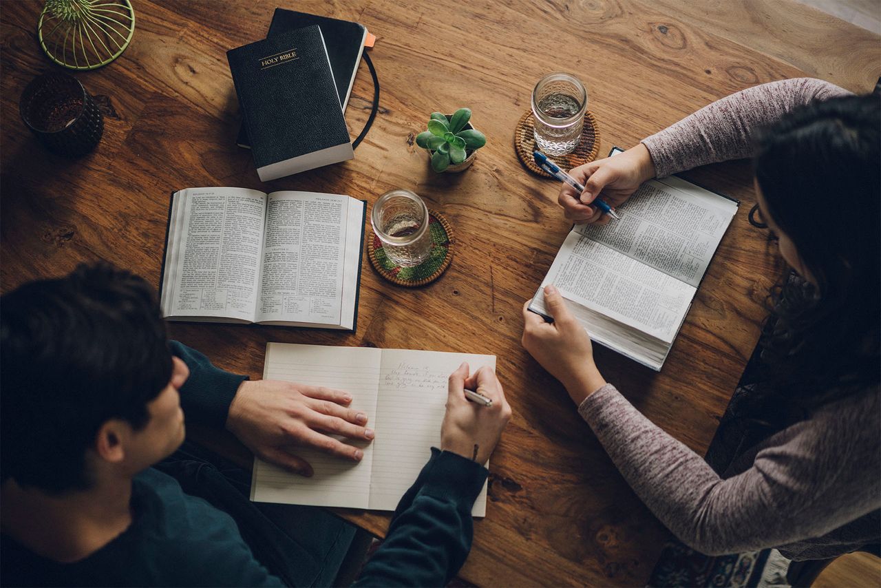 Un cuplu studiază Cartea lui Mormon la masa lor din bucătărie, învățând despre Spiritul Sfânt.